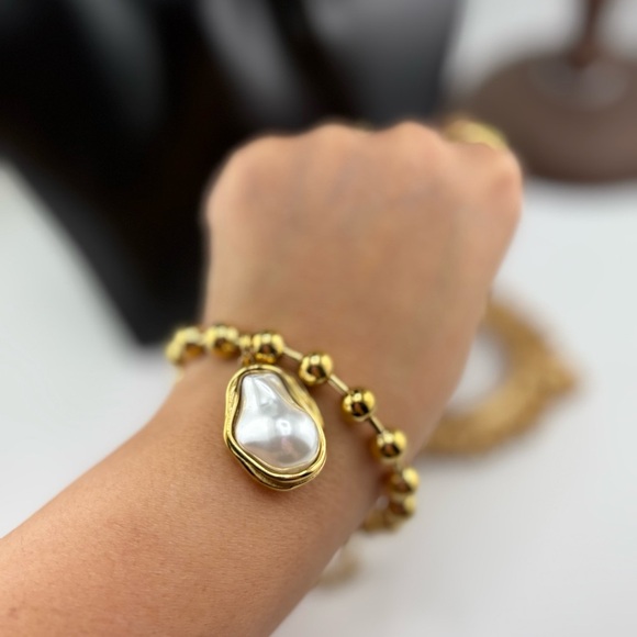 Gold Beaded Necklace with Baroque Pearl Pendant ✨ - Picture 9 of 12